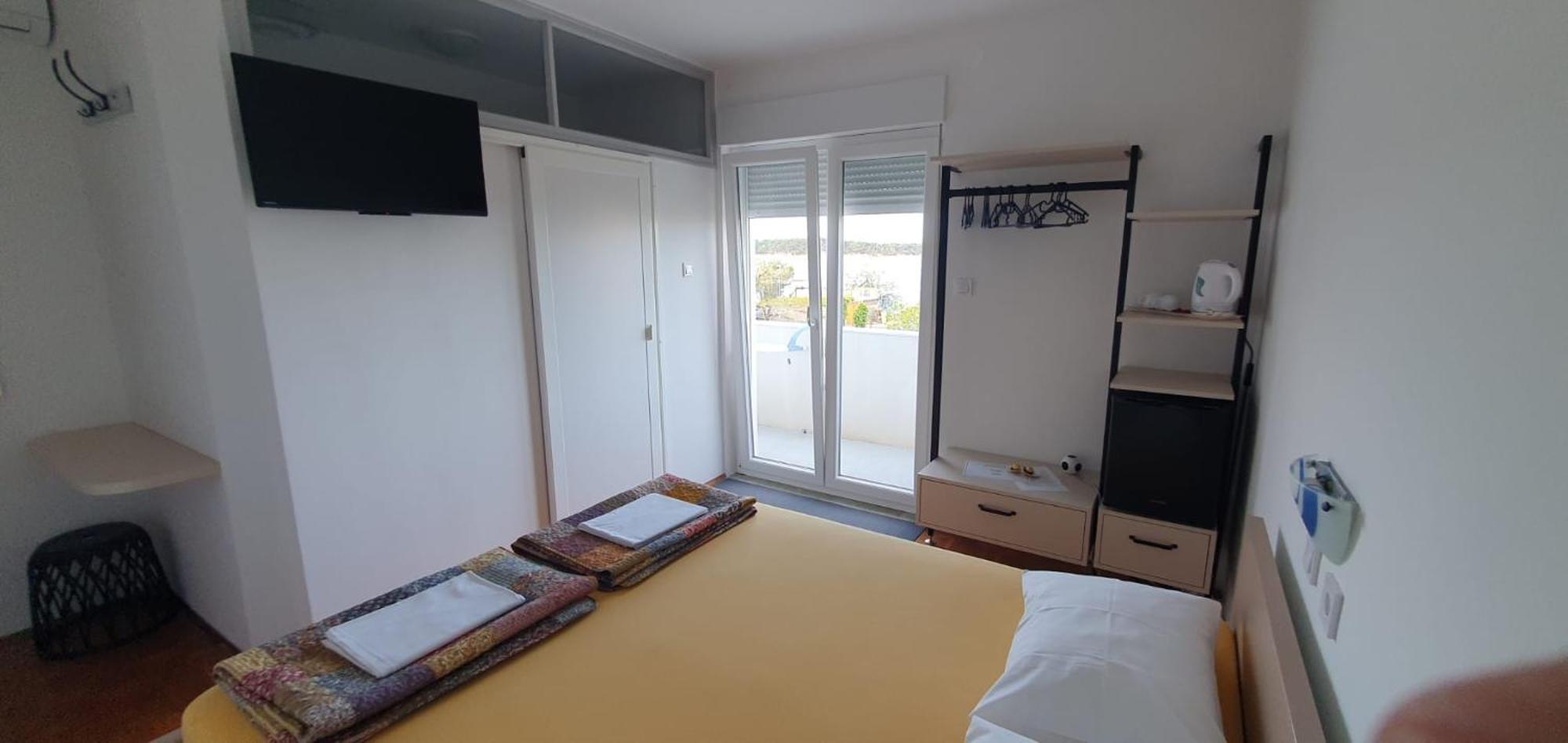 Apartments & Rooms Fam Ribaric Banjol Oda fotoğraf